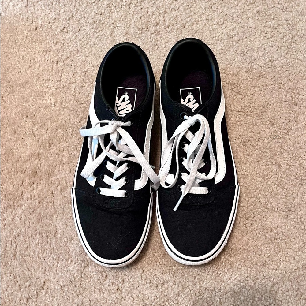 Vans Classic Black and White Lace-Up Shoes Size 8